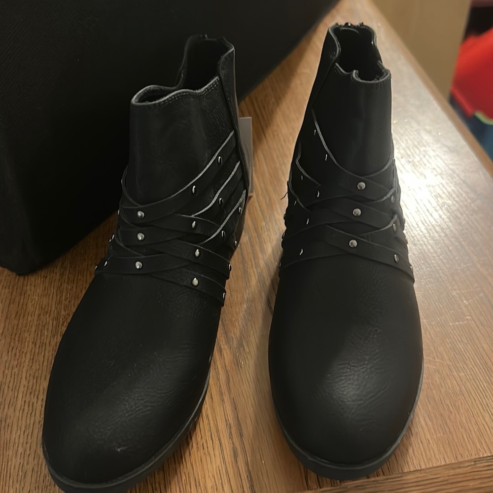 So girls black boots size 4 new with tag